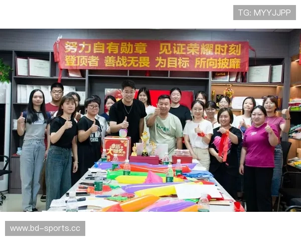 更衣室夺冠欢庆合影全面彰显团队精神与无畏凝聚力量风采荣耀时刻 更衣室夺冠欢庆合影全面彰显团队精神与无畏凝聚力量风采荣耀时刻