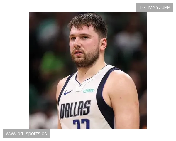 东契奇赛前耐心为客场球迷签名尽显优质偶像风范魅力十足感动全场 东契奇赛前耐心为客场球迷签名尽显优质偶像风范魅力十足感动全场