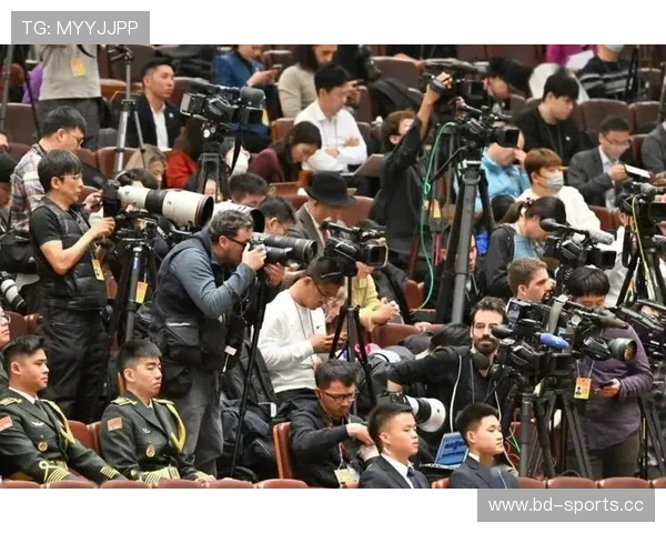 在场摄影记者用真实瞬间拿下年度新闻摄影大奖诠释现场力量与专业价值